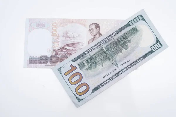 Rublos russos e baht tailandês close-up. Taxa de rublo — Fotografia de Stock