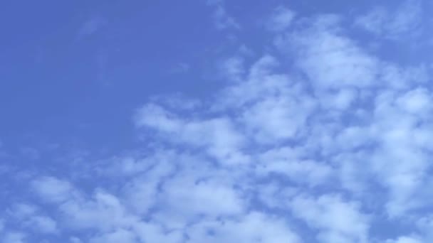 Blue skies sky, clean weather, time lapse blue nice sky. Clouds and sky timelapse, White Clouds Blue Sky, Flight over clouds, loop-able, cloudscape, day. — Stock Video