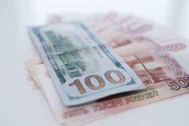 Beş bin ruble ve 100 dolar. Ticaret kavramı, döviz kuru kavramı.