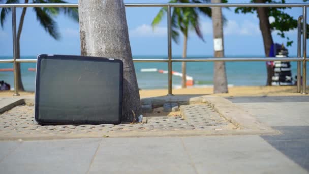 テレビがビーチに立っている。海の浜辺にテレビスタンド — ストック動画