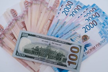 Beş bin ruble ve 100 dolar. Closeup.