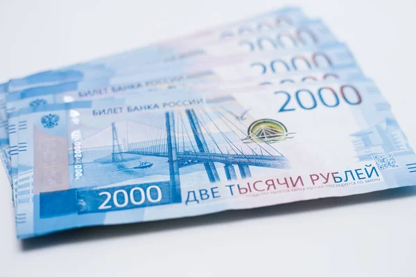 Hintergrund des russischen Papiergeldes. Russische Banknoten im Wert von 2000 zweitausend Rubel — Stockfoto
