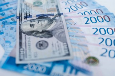 Amerikan 100 dolarlık banknot ve 2000 Rus ruble. Kavram Ticaret, işbirliği veya güreş.