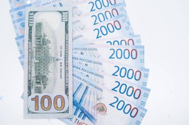 Amerikan 100 dolarlık banknot ve 2000 Rus ruble. Kavram Ticaret, işbirliği veya güreş.
