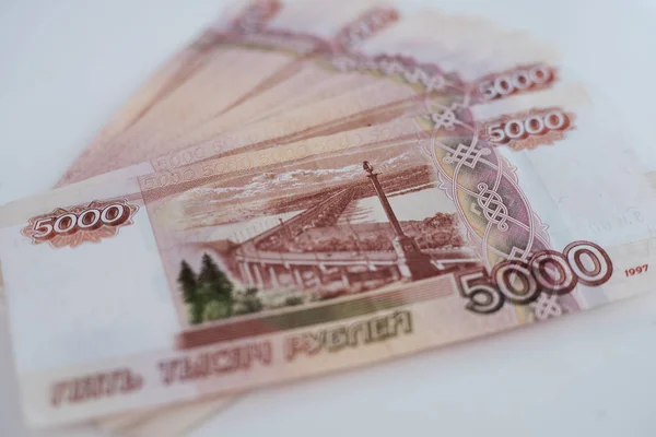 5000 Rubel liegen in Großaufnahme auf einem weißen Tisch. — Stockfoto