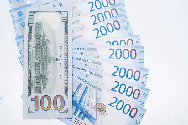 Amerikanische 100-Dollar-Banknote und 2000 russische Rubel. Konzepthandel, Kooperation oder Ringen. — Stockfoto