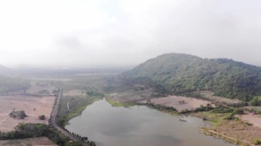 Yeşil çimenler üzerinde yağmurlu küçük gölden güzel bir manzara. Tayland. üst görünüm.