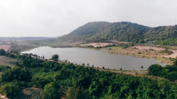 Schöne Aussicht vom verregneten kleinen See auf grünem Gras. Thailand. Ansicht von oben. — Stockvideo