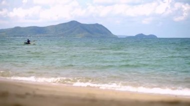 Alacakaranlıkta balık tutarken iş başında olan gölün balıkçısı, Tayland.