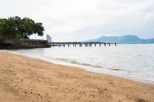 Hintergrundbild eines schönen Meereshorizonts mit Wolken darüber in Thailand. Holzbrücke mit Palmen in der Ferne — Stockfoto