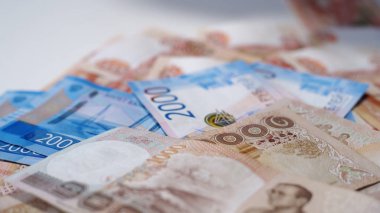 Bir sürü Rus parası, beyaz masada ruble. 5000 ve 2000 banknotlar