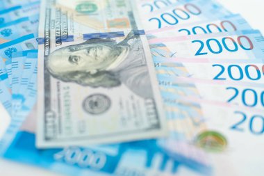 Amerikan 100 dolarlık banknot ve 2000 Rus ruble. Kavram Ticaret, işbirliği veya güreş.