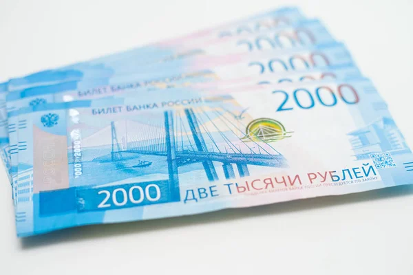 Hintergrund des russischen Papiergeldes. Russische Banknoten im Wert von 2000 zweitausend Rubel — Stockfoto