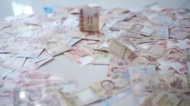 Ayaklar çok para, kazanma sevinci, ikramiye atlamak