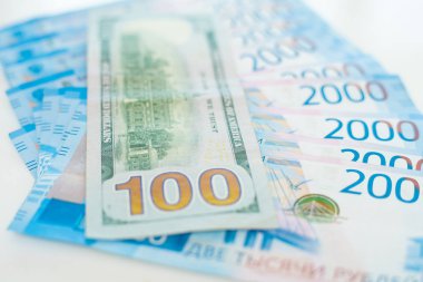 Amerikan 100 dolarlık banknot ve 2000 Rus ruble. Kavram Ticaret, işbirliği veya güreş.