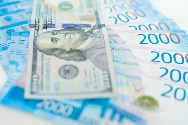 Amerikanische 100-Dollar-Banknote und 2000 russische Rubel. Konzepthandel, Kooperation oder Ringen. — Stockfoto