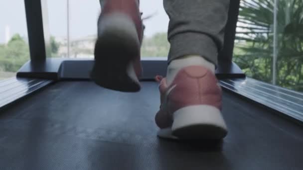 Pattaya, Thailandia - 15 maggio 2019: Close up donna gambe in scarpe da ginnastica rosa su un tapis roulant in palestra . — Video Stock