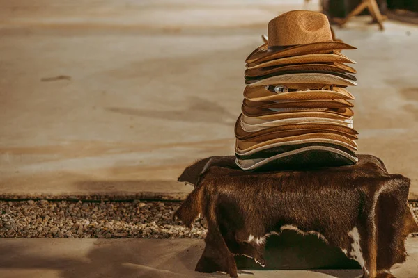 Une pile de différents chapeaux de cow-boy, rétro . — Photo