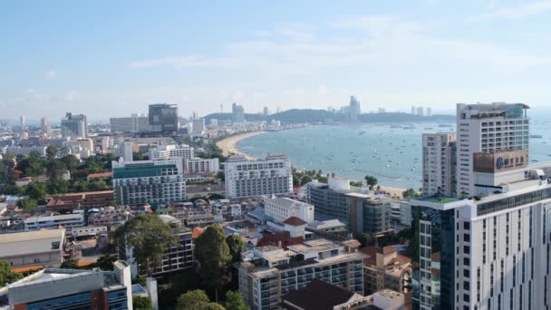Паттайя, Таиланд - 15 мая 2019 года: The Rifa Wongamat Hong Kong, Паттайя, Таиланд. Главный вид залива Паттайя сверху на солнечный день с воздуха. Видео. Вид с воздуха — стоковое видео
