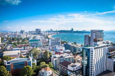Pattaya'nın yüksek açıdan panoramik manzarası Tayland'ın ünlü bir turizm kentidir.