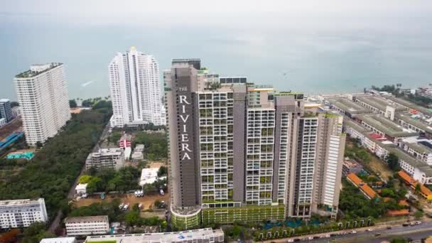 Pattaya, Thailand-15 maj, 2019: The Riviera Wongamat Hong Apartment, Pattaya, Thailand. Huvud utsikt över Pattayas bukt från ovan solig dag flyg utsikt. — Stockvideo