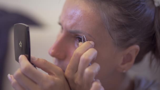 Schöne junge Frau zupft Augenbrauen, Nahaufnahme. — Stockvideo