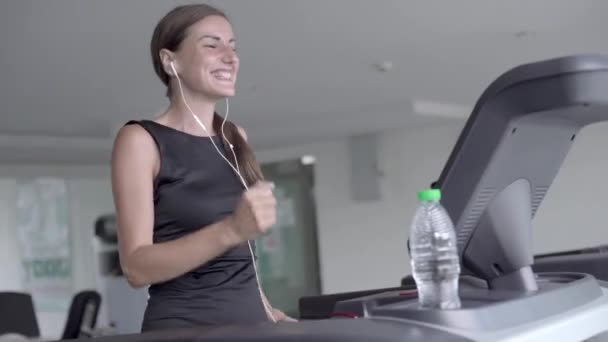 Pattaya, Tailandia - 12 de mayo de 2019: Deportista corriendo en la cinta y escuchando música En el gimnasio . — Vídeos de Stock