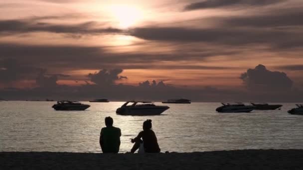 Pattaya, thailand - 30. april 2019: panoramablick auf pattaya, thailand, sonnenuntergang. Landschaft des tropischen Strandes mit alten Fischerboot. — Stockvideo