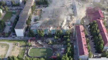 Nizhnevartovsk, Rusya - 1 Temmuz 2019: İtfaiyeciler bir konut yüksek binanın çatısında bir yangın söndürmek. üst görünüm