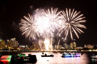 Pattaya Tayland. Uluslararası havai fişek gösterisi Festivali. Güzel havai fişek