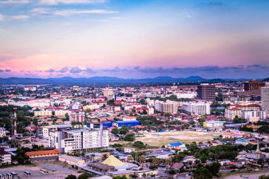 Pattaya, Tayland - 30 Nisan 2019: Pattaya City and Sea with suset, Tayland. Pattaya Chonburi Tayland suset pattaya şehir silueti ve iskele.