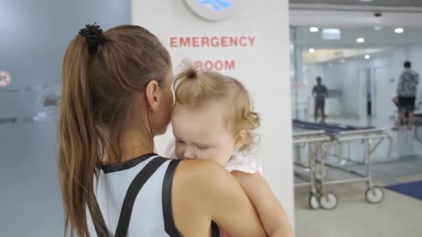 Mamma e bambino entrano al pronto soccorso dell'ospedale di Pattaya Thailandia . — Video Stock