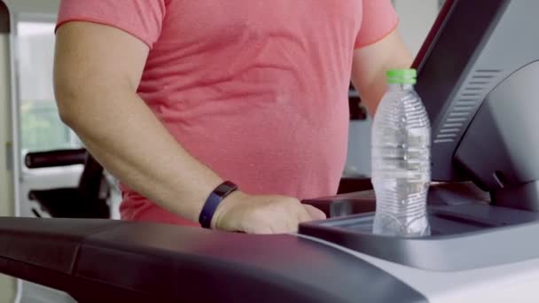 Macho completo corre en una caminadora en un gimnasio. concepto de pérdida de peso y deporte. primer plano — Vídeo de stock