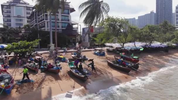 Pattaya, Tayland-Nisan 18, 2019: plaj ve deniz Pattaya Chonburi, Tayland, üst görünüm. Güzel sahne Pattaya Chonburi Beach, Tayland. — Stok video
