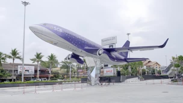 Pattaya, Thailandia - 22 maggio 2019: La Termina 21, zona commerciale di Pattaya Il cortile anteriore ha un grande modello di aereo. E questo è anche un grande e moderno centro commerciale di Pattaya — Video Stock
