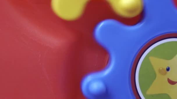 Childrens toy colored spinning gears close up. — Stock Video