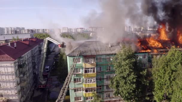 Горящая крыша жилого многоэтажного дома, облака дыма от огня. вид сверху — стоковое видео