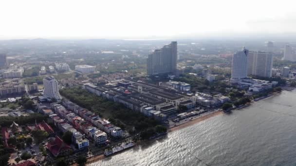 海滩和大海在芭堤雅钱武里, 泰国, 顶视图.美丽的风景芭堤雅琼武里海滩, 泰国. — 图库视频影像