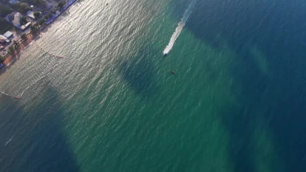 Strand und Meer in Pattaya chonburi, Thailand, Draufsicht. wunderschöne landschaft von pattaya chonburi beach, thailand. Boot fahren auf dem Meer — Stockvideo