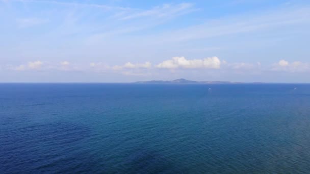 Praia e mar em Pattaya Chonburi, Tailândia, vista superior. Voando sobre a ilha e nuvens . — Vídeo de Stock