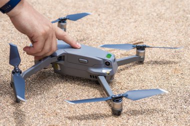 Erkek parmak presler uçuş için drone fırlatma düğmesine, hangi ile fotoğraf ve video çekimi alabilir, yakın çekim