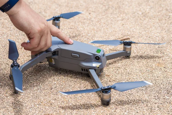 Dito maschile preme il pulsante di lancio del drone per il volo, con il quale è possibile scattare foto e riprese video, primo piano — Foto Stock