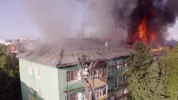 Tetto in fiamme di un grattacielo residenziale, nuvole di fumo dal fuoco. vista dall'alto — Video Stock