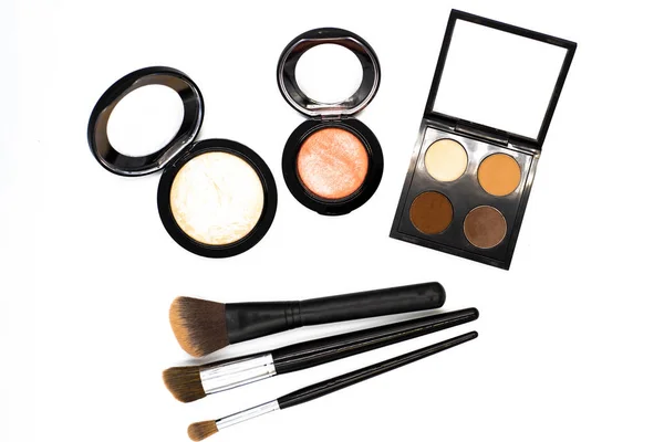 Conjunto de cosméticos decorativos profesionales, herramientas de maquillaje y accesorios sobre fondo blanco con espacio de copia para texto. belleza, moda, fiesta y concepto de compras. composición de marco plano, vista superior — Foto de Stock