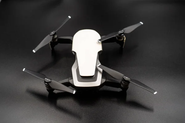 Drone - Volare al buio, su sfondo nero. Primo piano al buio. Droni portatili, Vista sui droni gimbal e fotocamera — Foto Stock