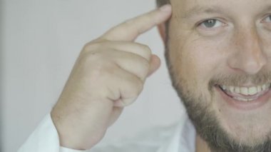 Yakışıklı genç adam elleriyle, kameraya bakıyor. Ölçme kavramı. yavaş çekim, yakın çekim, kopyalama alanı
