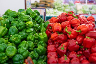Kırmızı ve Yeşil Biber. Pazar tezgahında görüntülenir.
