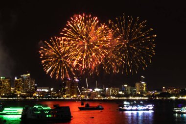 Pattaya Tayland. Uluslararası havai fişek gösterisi Festivali. Güzel havai fişek