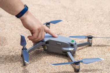 Erkek parmak presler uçuş için drone fırlatma düğmesine, hangi ile fotoğraf ve video çekimi alabilir, yakın çekim