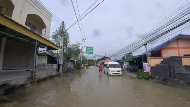 Pattaya, Thaiföld-április 02, 2019: elárasztott utcák és utak után a trópusi eső. — Stock videók